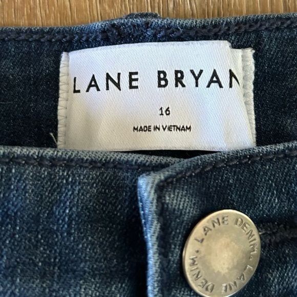 Lane Bryant Sz 16 High Rise Wide Leg Jeans, Signature Fit Flex Magic Waistband - Picture 3 of 15